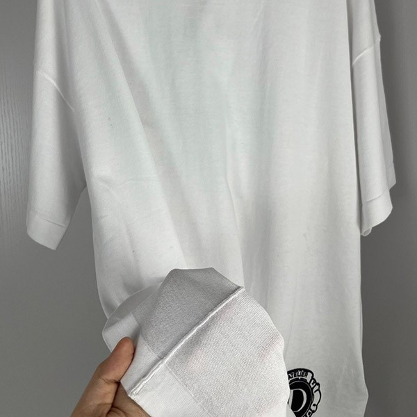 《バックプリントがかっこいい★》ディオール クルーネックTシャツ 偽物 483M648A